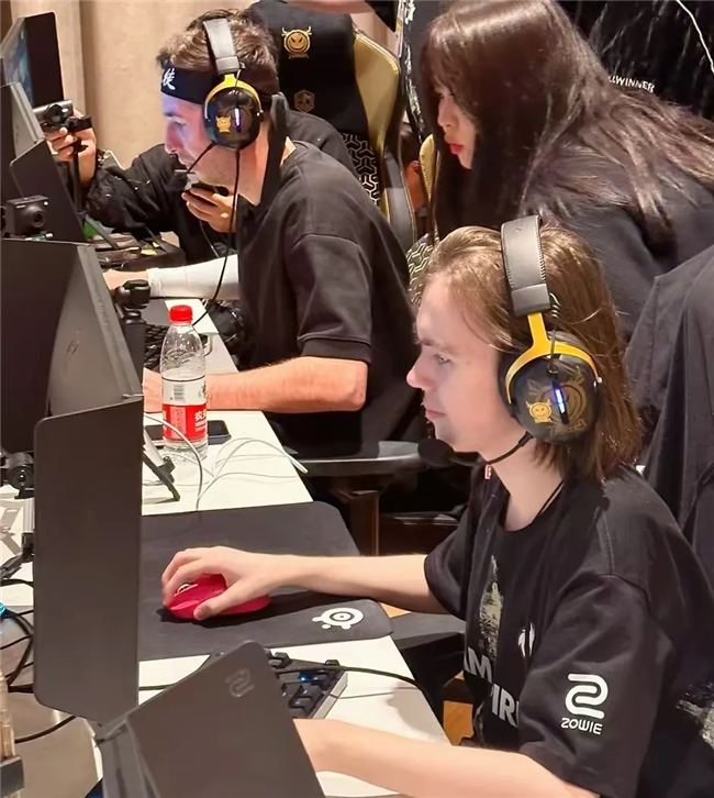 明天的首发阵容： Kanavi 对阵 Xun ，解说员：王多多，Gugu，以及 Zdz